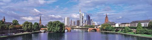 Skyline von Frankfurt am Main mit Fluß: Frankfurt ist Sitz des Verlags Frankfurter Literaturverlag